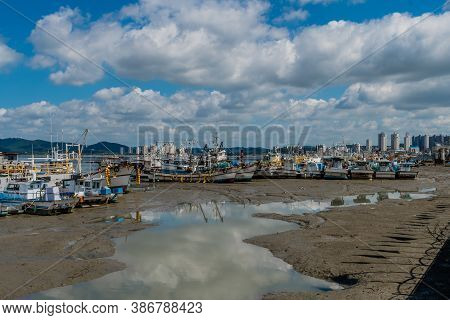 Seosan, South Korea; September 13, 2020: For Editorial Use Only. Fishing Boats Stuck On Tidal Flats 