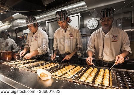 Tokyo, Japan - October 15, 2020 : Japanese Chefs Are Cooking Takoyaki In The Restaurant At Akihabara