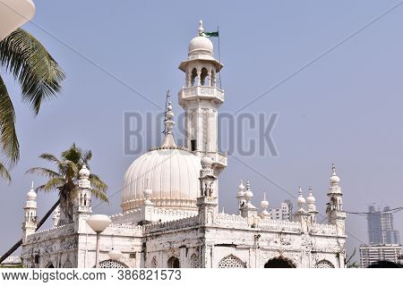 Haji Ali Dargah , A White Masjid Situated In Mumbai