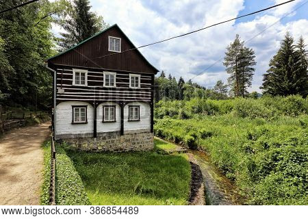 Timbered House By The Small Creek With Scrubby Garden