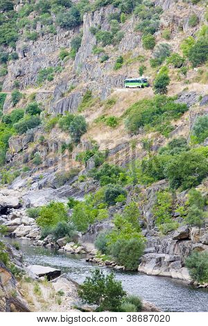motor trenér poblíž Tua, údolí Douro, Portugalsko