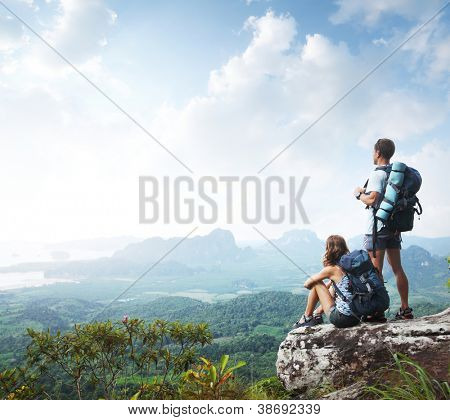 Túrázók hátizsák élvezi valley view egy hegy tetején