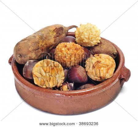 panellets และ chestnuts อบ และมัน ฝรั่งหวาน จานทั่วไปของคาตาโลเนีย สเปน ในเซนต์ทั้งหมด