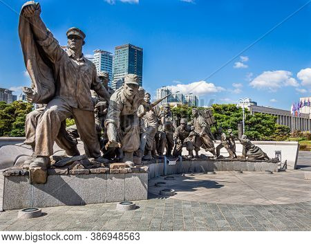 Seoul, South Korea - October 19th 2017: Statue Of South Korean War Soldiers At The War Memorial Of K