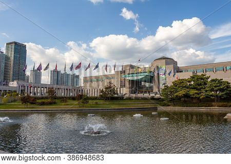 Seoul, South Korea - October 19th 2017: Lake And Fountain At The War Memorial Of Korea Museum, Yongs