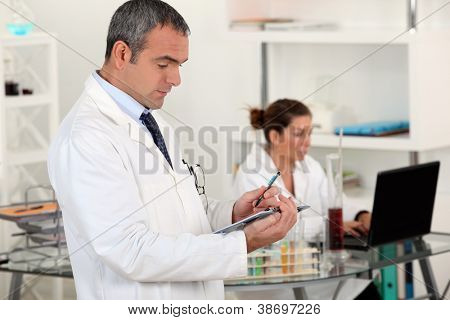 Мужчина и женщина в лаборатории