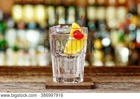 Cocktail Tom Collins In The Pub. A Classic Cocktail Recipe With Gin, Lemon Juice And Sugar Syrup. In