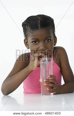 Portret African American młoda dziewczyna picia mocktail