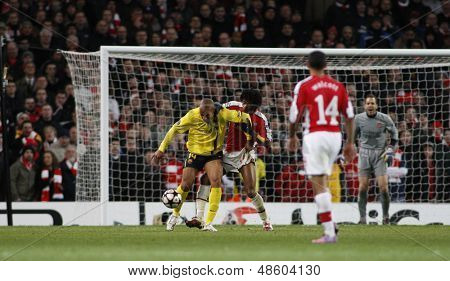 LONDÝN, ANGLIE. 31/03/2010. Barcelona hráč Thierry Henry a Arsenal hráč Alex Song d-akce