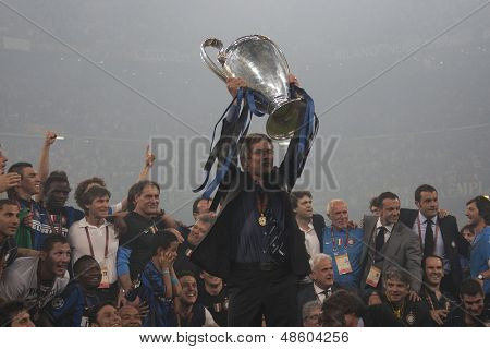MADRID, SPANIEN. 22/05/2010. Milanos træner Jose Mourinho holder trofæet foran Milano 