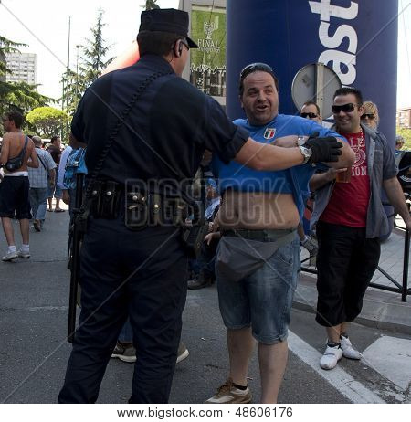 MADRID, SPANIEN. 22/05/2010. Spansk politi adskille rivaliserende fans forud for Champions League fi