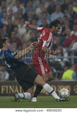 MADRID, SPANIEN. 22/05/2010. Münchens midtbanespiller Hamit Altintop er tacklet af Milano defender Javier 