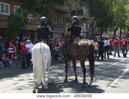 MADRID, SPANIEN. 22/05/2010. Spanske monteret politiet overvåger München fans før Champions Le