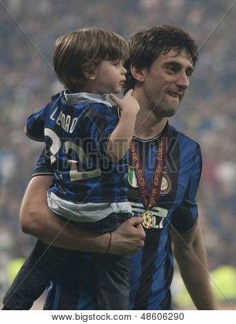 MADRID, SPANIEN. 22/05/2010. Milanos fremad Diego Milito med hans søn fejre vinde mester