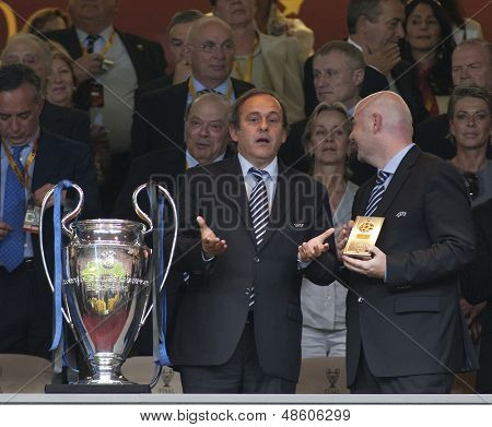 MADRID, SPANIEN. 22/05/2010. UEFA-præsident Michel Platini venter med trofæet for Milan efter de 