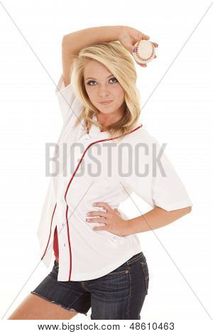 Frau halten Baseball über Kopf