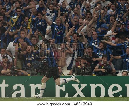 MADRID, SPANIEN. 22/05/2010. Milanos fremad Diego Milito fejrer scorede det andet mål i Cham