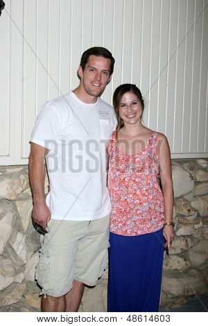 LOS ANGELES - JUL 27: Drew Cheetwood, Jenna Vitale ankommer til 2013 General Hospital Fan Club Lu