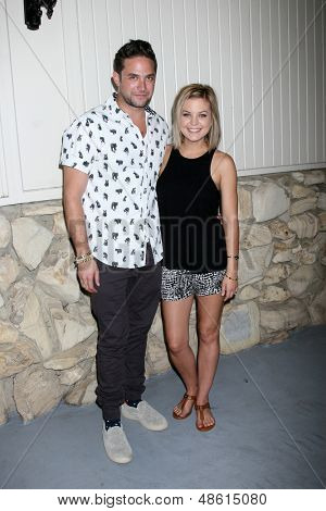 LOS ANGELES - 27 jul: Brandon Barash, Kirsten พายุมา 2013 ทั่วโรงพยาบาลแฟนคลับ 