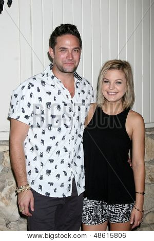 LOS ANGELES - 27 jul: Brandon Barash, Kirsten พายุมา 2013 ทั่วโรงพยาบาลแฟนคลับ 