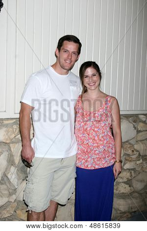 LOS ANGELES - JUL 27: Drew Cheetwood, Jenna Vitale ankommer til 2013 General Hospital Fan Club Lu