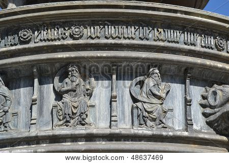 Chiffres, inscriptions sur la vieille fontaine du marché