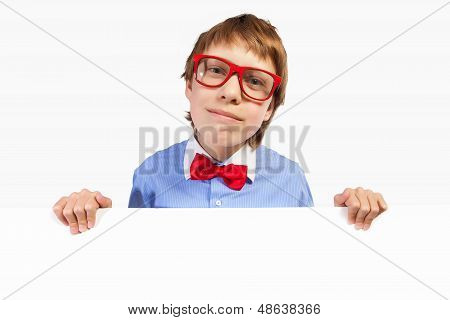 Schule Junge im roten Brille holding White quadratisch