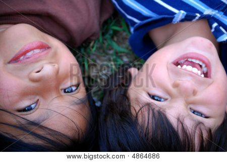 Petit garçon et une fille heureuse Upside Down