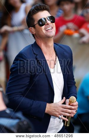 Нью Йорк Июль 30: Певицы Робин Thicke выполняет на NBC Today Show в Рокфеллер Плаза 30 июля 