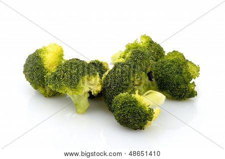 Broccoli bitar isolerad på vit