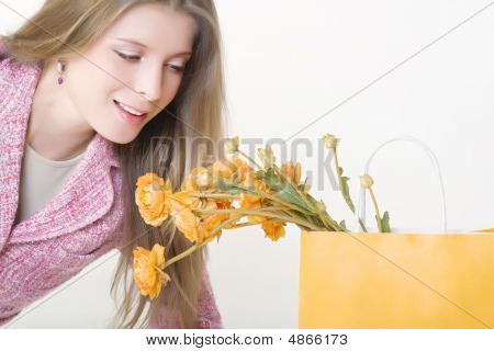 Portrait Of Happy Woman mit dem Geschenk.