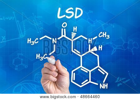 มือ ด้วยปากกาวาดสูตรเคมีของ lsd
