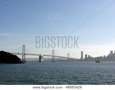 Rimorchiatore teste verso il Bay Bridge con San Francisco Downtown Cityscape In Background