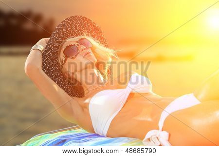 Mujer caliente ajuste en su yate al atardecer en Tailandia