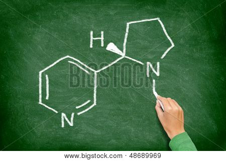 Nicotina. Estructura química de la nicotina de los cigarrillos, escrito en la pizarra por profesor en educaci