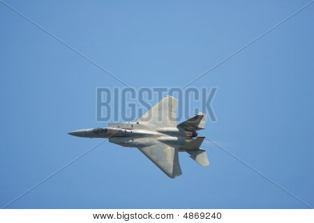 F15 Strike Eagle dělá chránící před dav