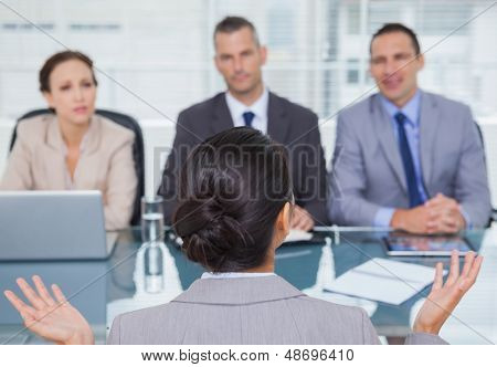 Junge Bewerber mit einem Interview in hellen Büro