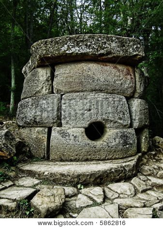 Tenerezza di dolmen in montagne kavkaz. Un monumento architettonico. Russia.2
