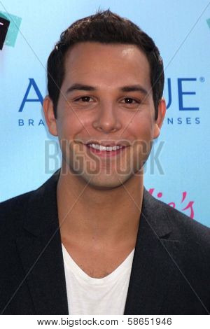 Skylar Astin at the 2013 Teen Choice Awards Arrivals, Gibson Amphitheatre, Universal City, CA 08-11-13