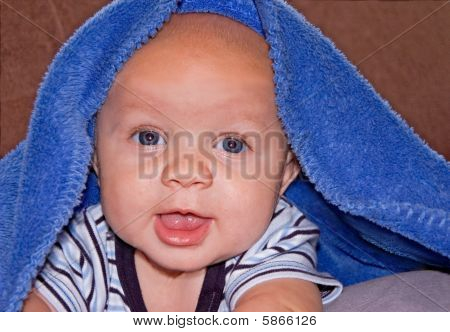 Bebé de 4 meses de edad bajo la manta azul
