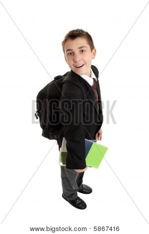 High School dreng bærer pose og bøger