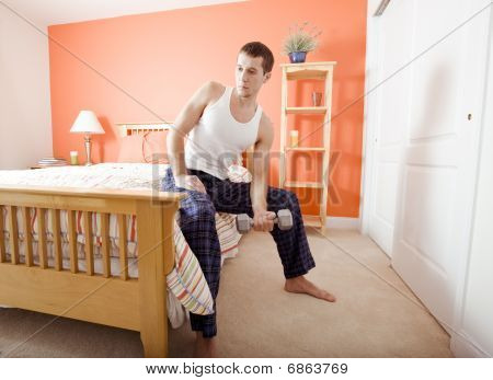 Uomo utilizzando il peso del braccio In camera da letto