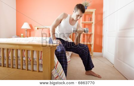 Mand hjælp Arm vægt i soveværelse