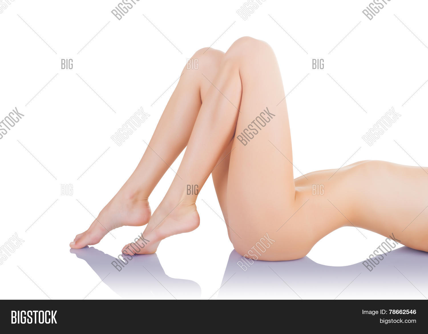 Красивые голые ноги 