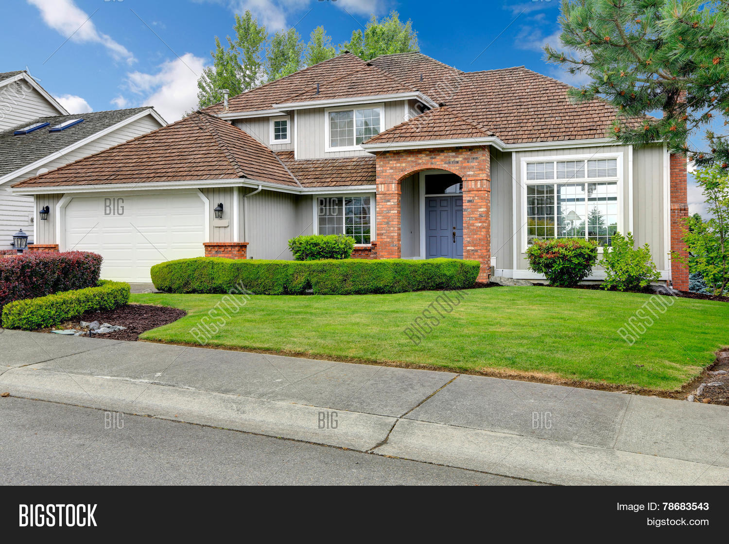 Дома в американском стиле. Американские дома из серого сайдинга. Красивый американский дом с гаражом. Дом неоклассика фасад. Американский дом крыша.