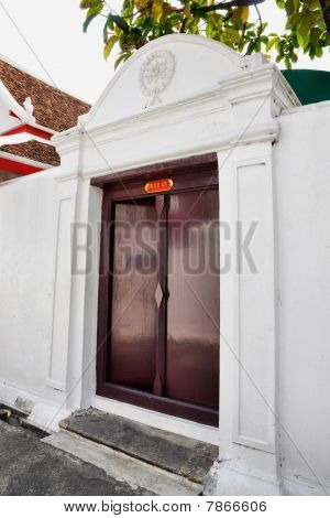 Kahverengi ahşap kapı antik Asya tarzı