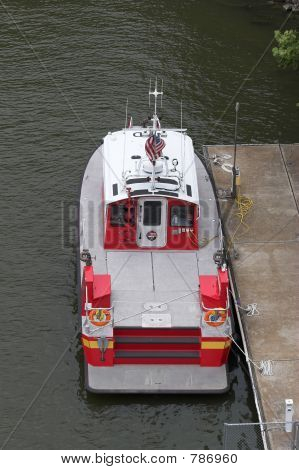 bateau-pompe vers le bas dessous