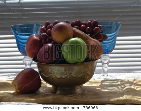 ชามผลไม้ทองเหลืองกับน้ำสีฟ้า Goblets