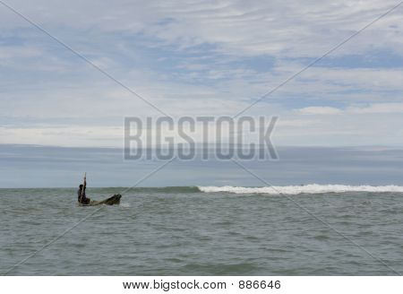 태평양에 보트에서 라틴어 남자입니다. 에콰도르