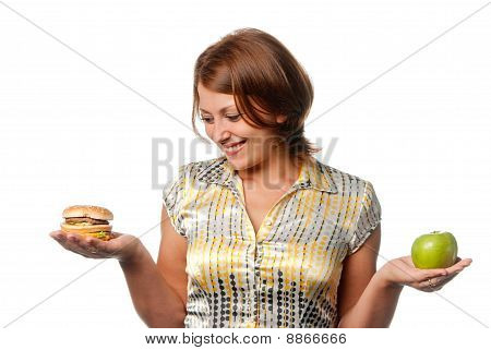 Kız elma ve Hamburger arasında seçilir